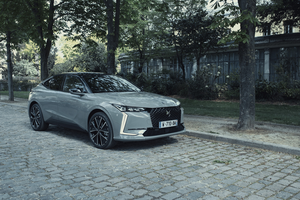 DS has unveiled an exclusive DS 4 LA PREMIÈRE plug-in hybrid limited edition model